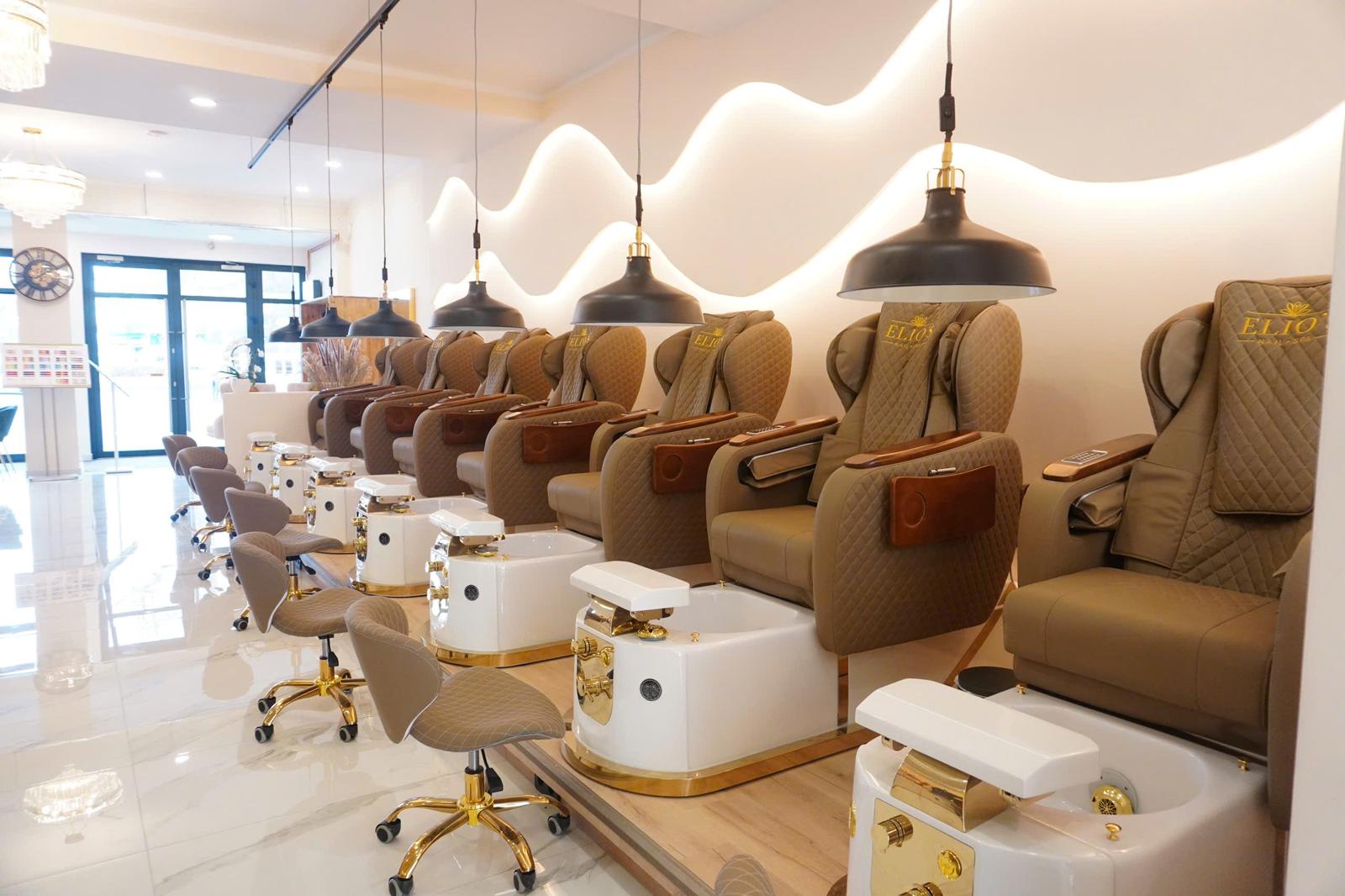 Spa-Pediküre Bereich im Nagelstudio Elio's Nails & Spa Hamburg – luxuriöse Massagesessel mit goldenen Fußbädern