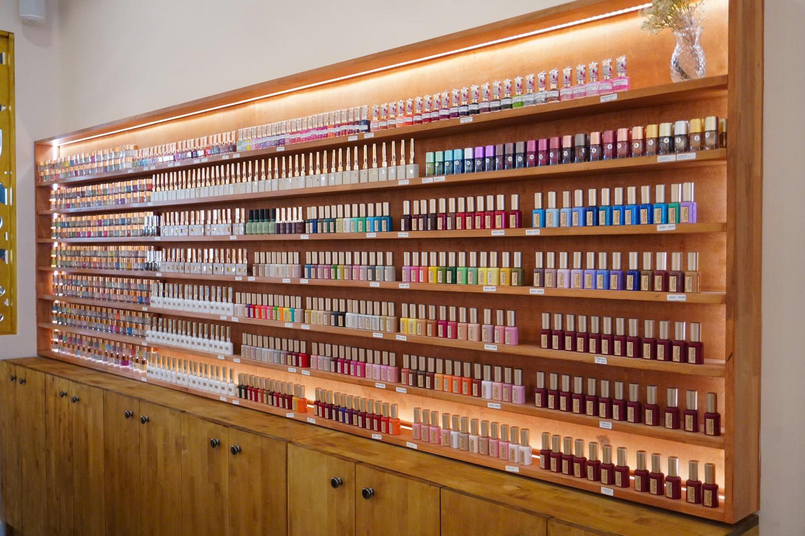 Große Auswahl an Gelnägel- und Shellac-Farben im Nagelstudio Elio's Nails & Spa Hamburg – beleuchtetes Nagellackregal