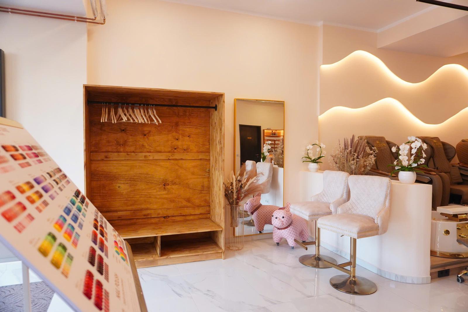 Wartebereich mit Nageldesign-Farbmustern im Nagelstudio Elio's Nails & Spa Hamburg – helle Atmosphäre mit Spa-Feeling