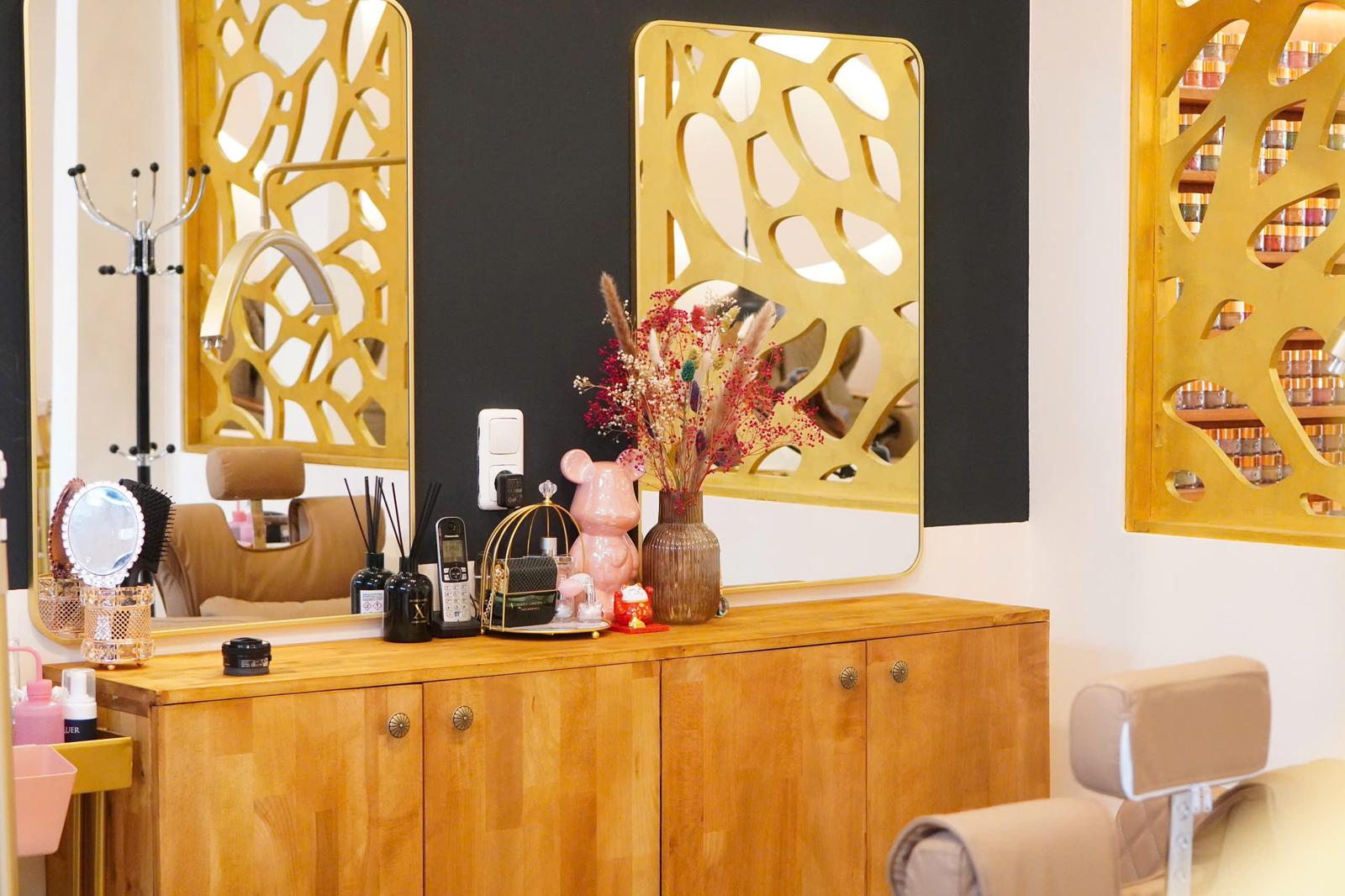 Behandlungsbereich mit goldenen Spiegelrahmen und Nageldesign-Arbeitsplatz bei Elio's Nails & Spa Hamburg