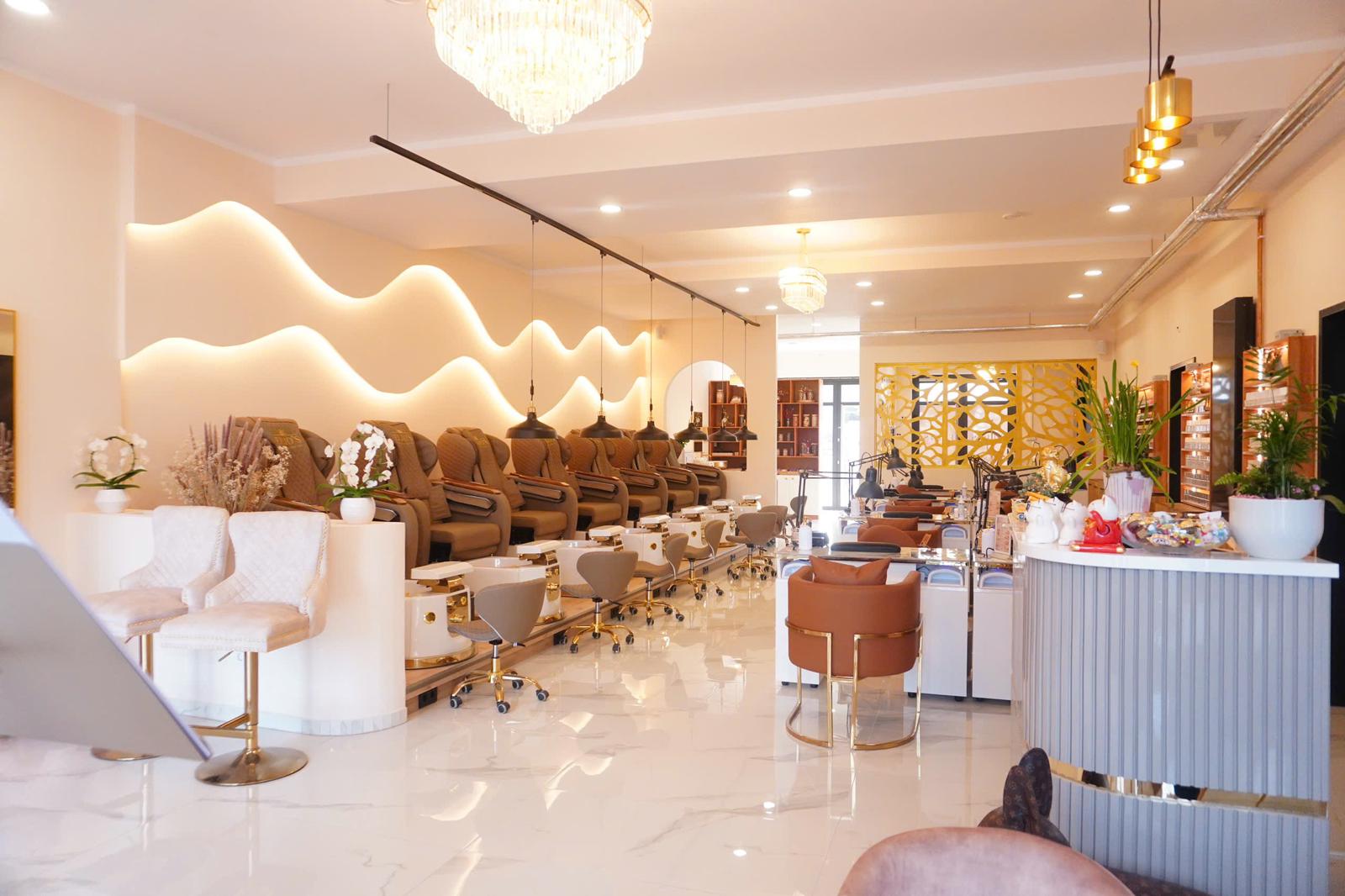 Gesamtansicht des modernen Nagelstudios Elio's Nails & Spa Hamburg – Pediküre-Sessel, Maniküre-Tische und Kristallleuchter