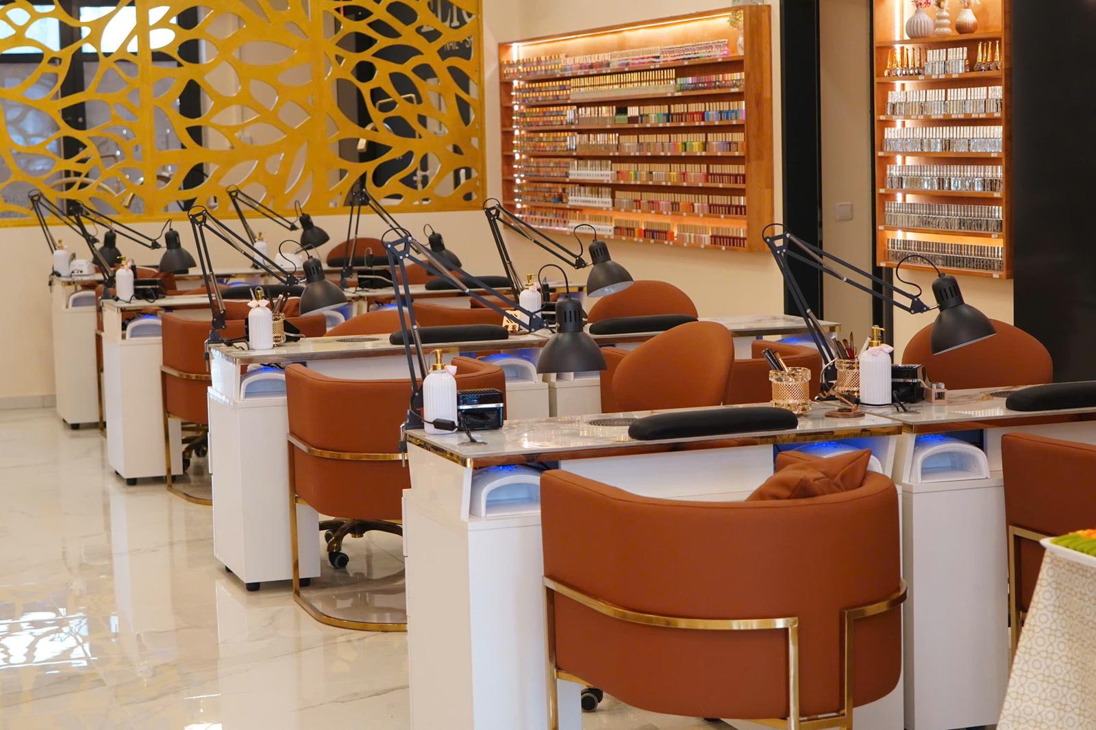 Professionelle Maniküre-Arbeitsplätze mit UV-Lampen und großer Nagellack-Auswahl im Nagelstudio Elio's Hamburg